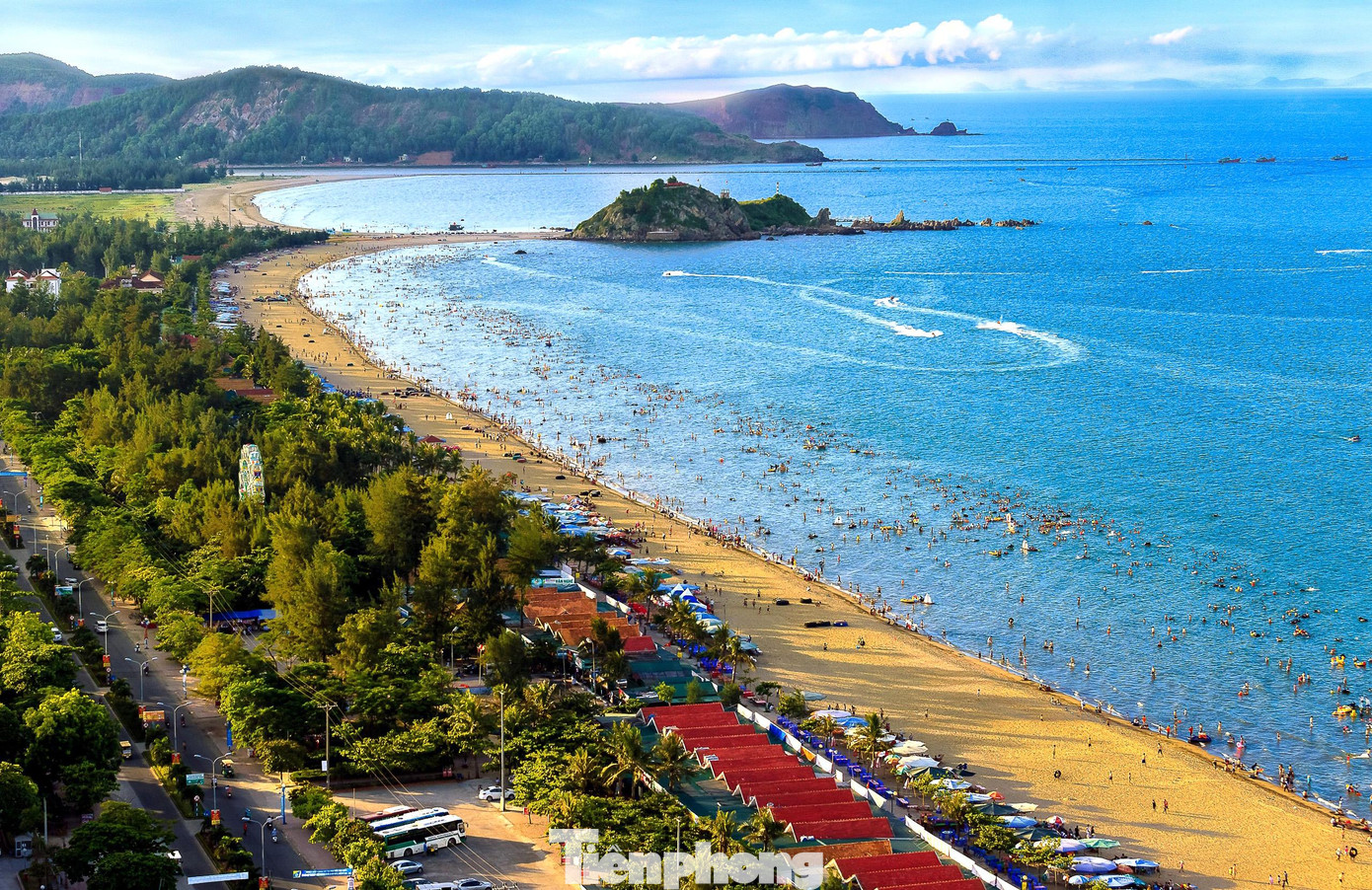 Những ngày này, UBND TX.Cửa Lò đang khẩn trương chuẩn bị cho lễ hội du lịch biển Cửa Lò năm 2022 kéo dài từ 8/4 đến hết tháng 4/2022. Ngoài các sự kiện chính, các bãi hoa cúc biển sẽ tạo thêm ấn tượng cho du khách khi đến với Cửa Lò.