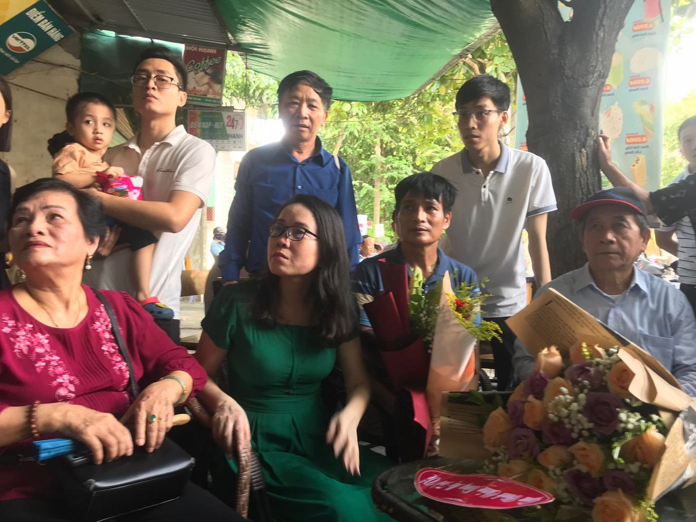 Cô Dung ngồi trò chuyện với người thân, bạn bè trước khi về nhà. Cô Dung ngồi trò chuyện với người thân, bạn bè trước khi về nhà.