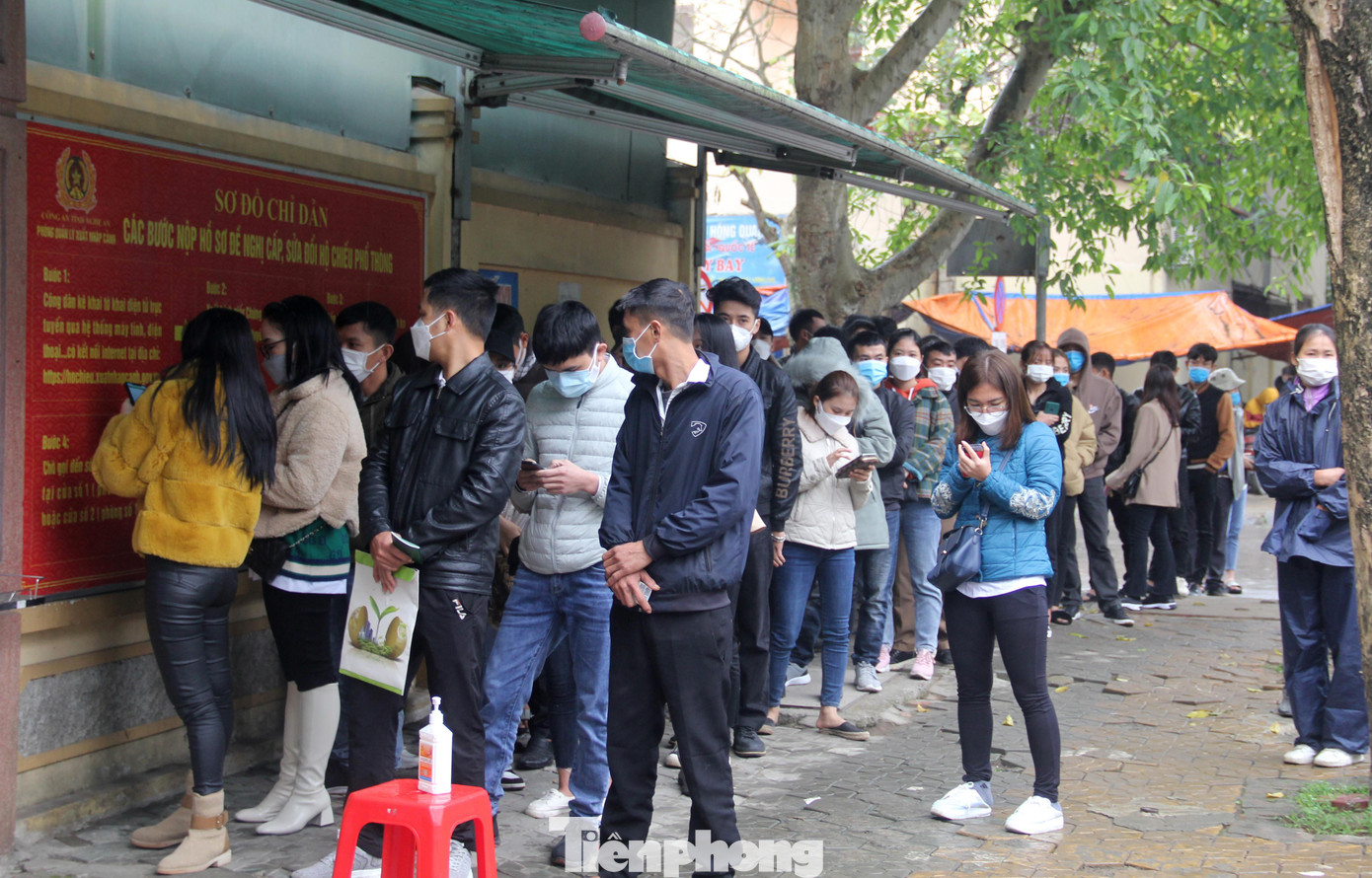 Theo lãnh đạo phòng Quản lý xuất nhập cảnh, trong 3 ngày làm việc đầu tiên của năm mới, đơn vị này tiếp nhận và giải quyết từ 500-700 hồ sơ, cao gấp đôi so với cùng kỳ năm 2021.