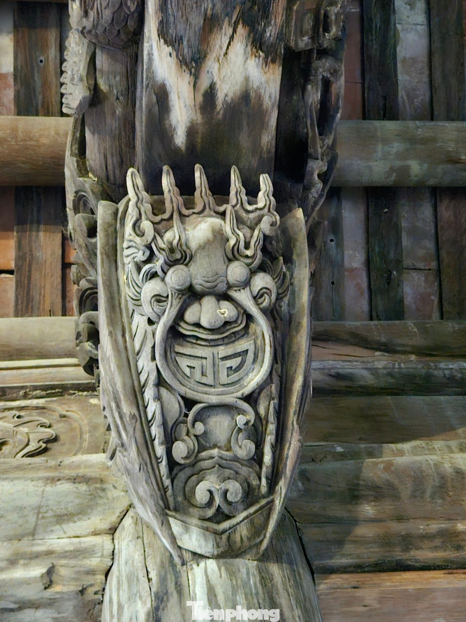 Hình tượng rồng ngậm chữ thọ được trang trí ở cổ nghé. Hình tượng rồng ngậm chữ thọ được trang trí ở cổ nghé.