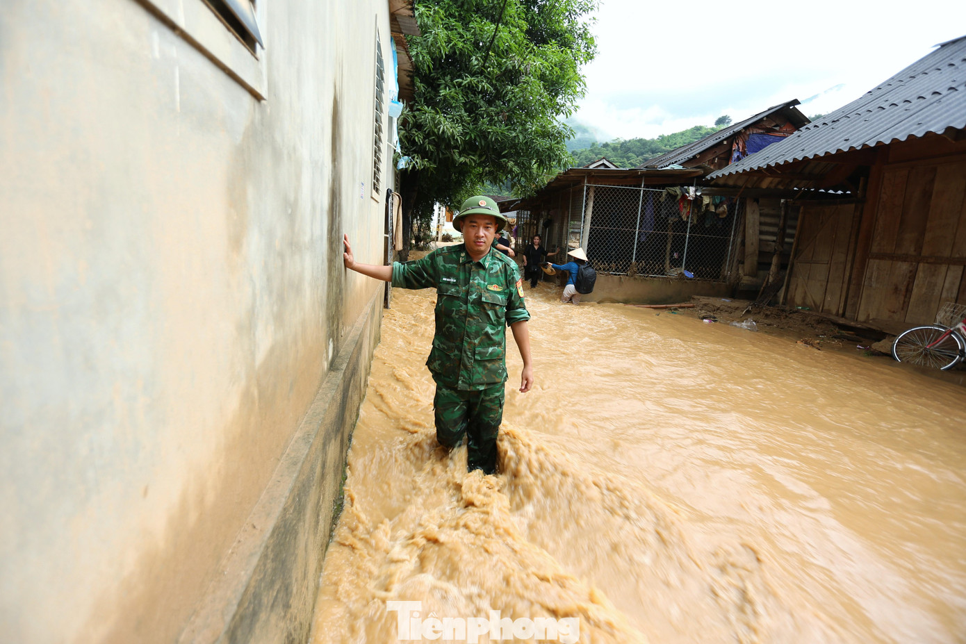 "Nước chảy xiết nên phải dò từng mét đường để vào nơi lũ tàn phá. Lượng đất đá quá nhiều nên việc khắc phục gặp khó khăn", thiếu tá Cao Nguyễn An chia sẻ. "Nước chảy xiết nên phải dò từng mét đường để vào nơi lũ tàn phá. Lượng đất đá quá nhiều nên việc khắc phục gặp khó khăn", thiếu tá Cao Nguyễn An chia sẻ.