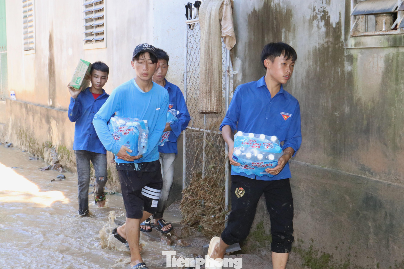 Cùng với bộ đội, công an, dân quân tự vệ, những bước đi không mỏi mệt của màu xanh tuổi trẻ đang góp phần giúp đỡ người dân tâm lũ ổn định lại cuộc sống. Cùng với bộ đội, công an, dân quân tự vệ, những bước đi không mỏi mệt của màu xanh tuổi trẻ đang góp phần giúp đỡ người dân tâm lũ ổn định lại cuộc sống.