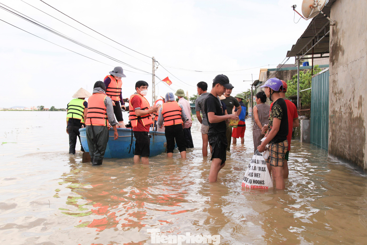 Chính quyền xã Quỳnh Hồng, cung ứng nước sạch, lương thực cho người dân. Hiện, mực nước lũ tại huyện Quỳnh Lưu đã xuống nhưng còn chậm. Công tác khắc phục hậu quả đang được tiến hành. Chính quyền xã Quỳnh Hồng, cung ứng nước sạch, lương thực cho người dân. Hiện, mực nước lũ tại huyện Quỳnh Lưu đã xuống nhưng còn chậm. Công tác khắc phục hậu quả đang được tiến hành.