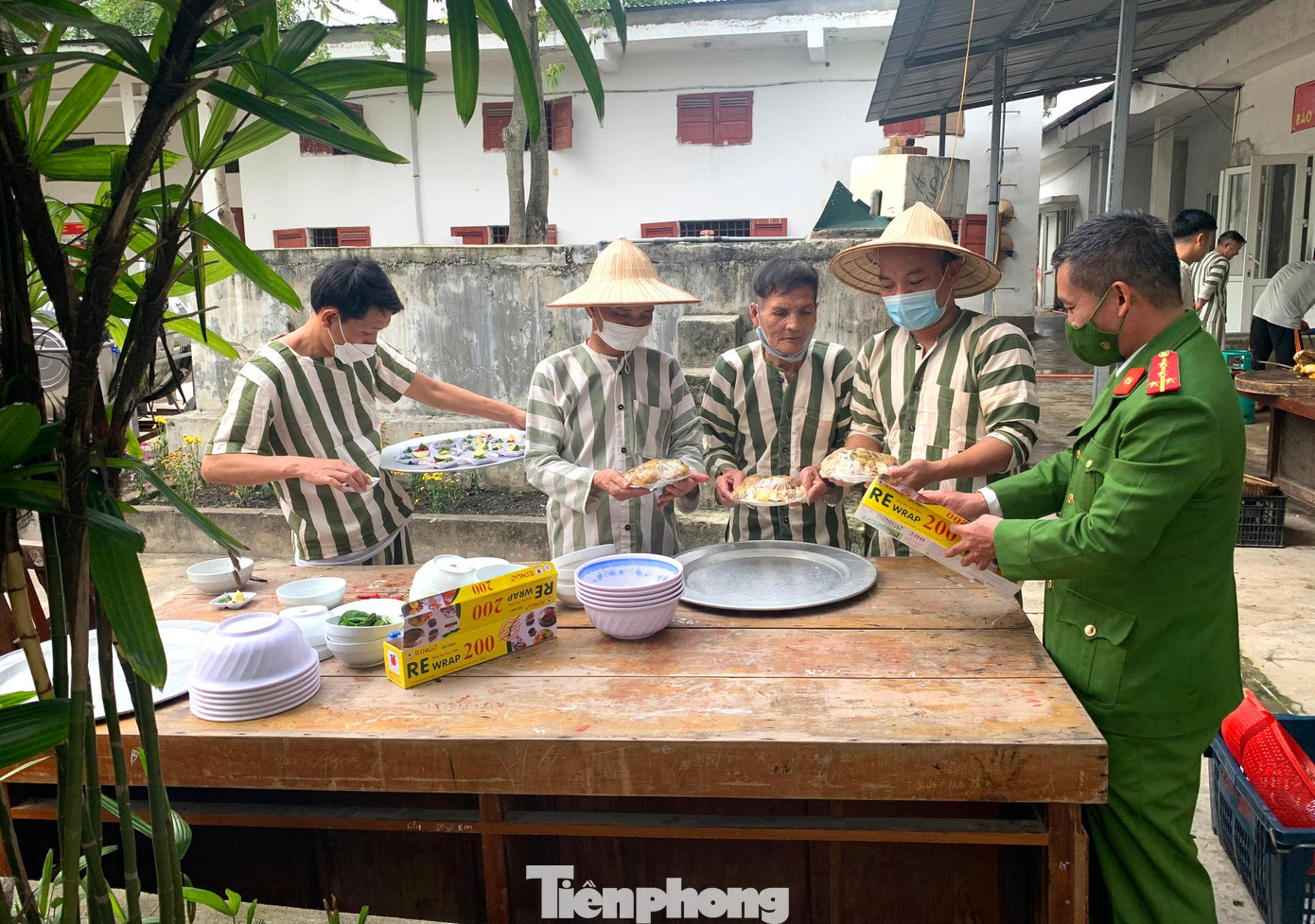 Các món ăn do chính các phạm nhân nấu nướng từ thành quả lao động họ làm ra trong phân trại. Các món ăn do chính các phạm nhân nấu nướng từ thành quả lao động họ làm ra trong phân trại.