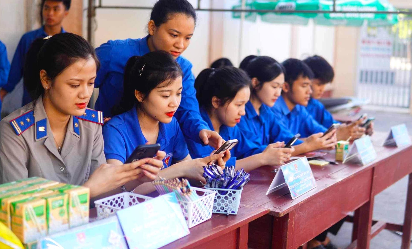 Theo đó, T.Ư Đoàn vừa ban hành Kế hoạch và Thể lệ Cuộc thi trực tuyến tìm hiểu Nghị quyết Đại hội Đoàn toàn quốc lần XII, dành cho cán bộ, đoàn viên, hội viên, sinh viên, thanh niên Việt Nam tuổi từ 16 đến 35 tuổi ở trong và ngoài nước, nhằm tuyên truyền, phổ biến sâu rộng trong cán bộ, đoàn viên, thanh niên những nội dung cơ bản của Nghị quyết, góp phần nâng cao nhận thức, tạo sự đồng thuận, thống nhất cao và quyết tâm thực hiện thắng lợi Nghị quyết Đại hội Đoàn toàn quốc lần thứ XII.