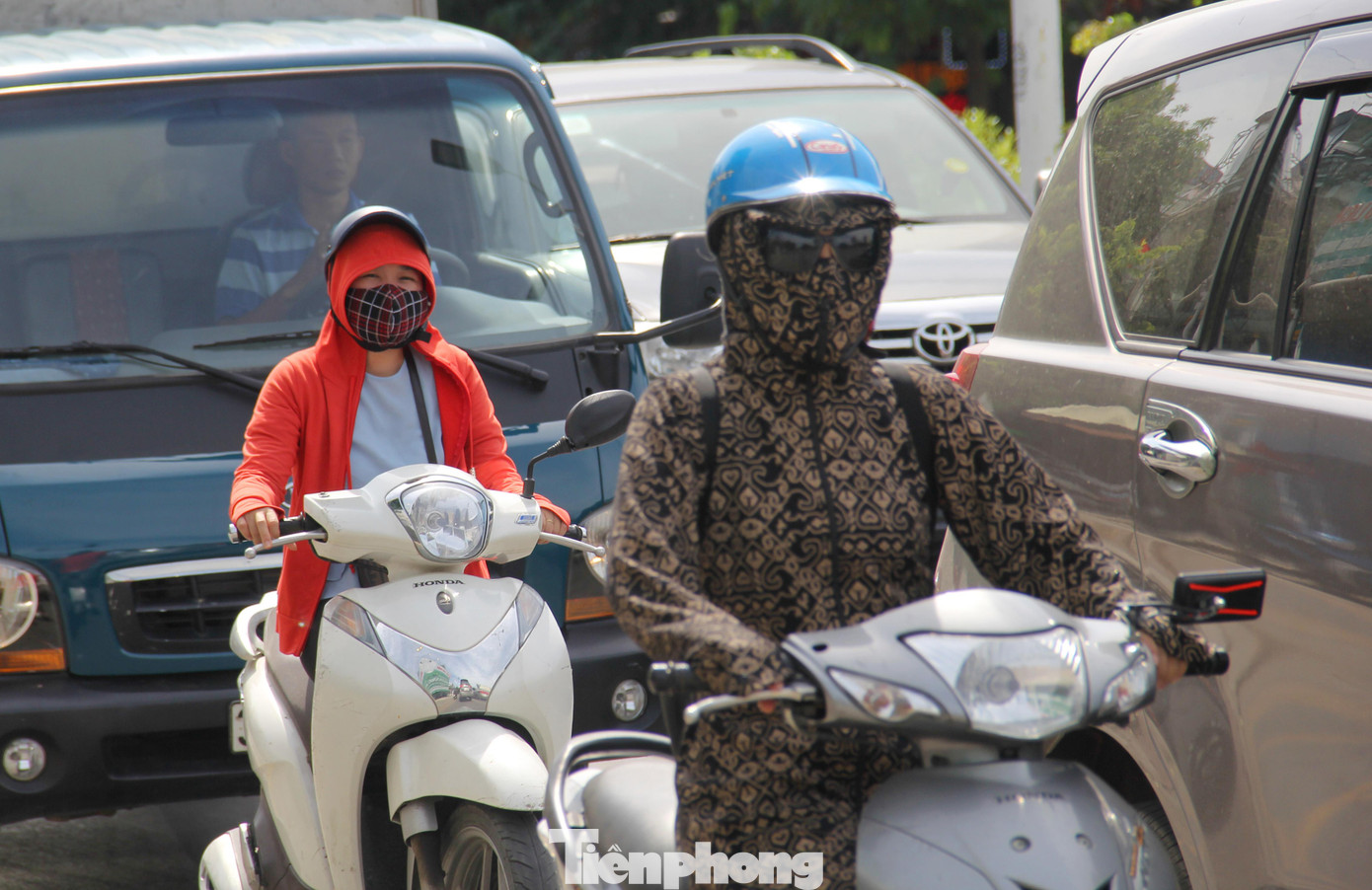 Nắng nóng diễn ra trên diện rộng ở Nghệ An với nhiệt độ từ 35-38 độ C gần một tuần qua khiến cuộc sống sinh hoạt của người dân đảo lộn. Để tránh nắng, phần lớn người dân đều tự trang bị trang phục kín mít từ đầu tới chân mỗi khi ra đường những ngày này.