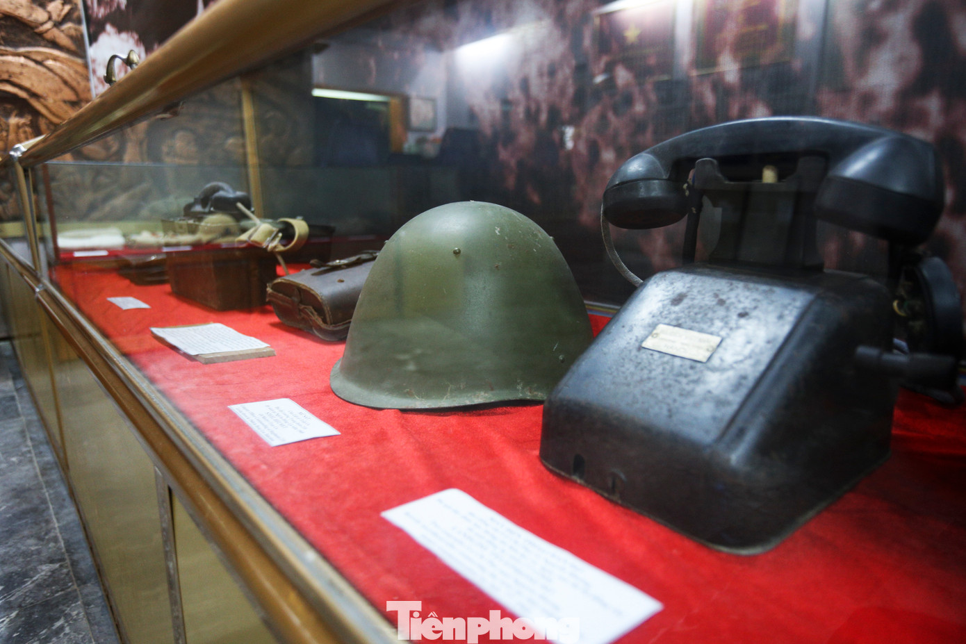 Hình ảnh tái hiện phút nghỉ ngơi, trò chuyện của những nữ thanh niên xung phong và bộ đội. Nơi đây cũng lưu giữ nhiều kỷ vật thời chiến còn sót lại rất bình dị nhưng thể hiện rõ sự khốc liệt của chiến tranh.