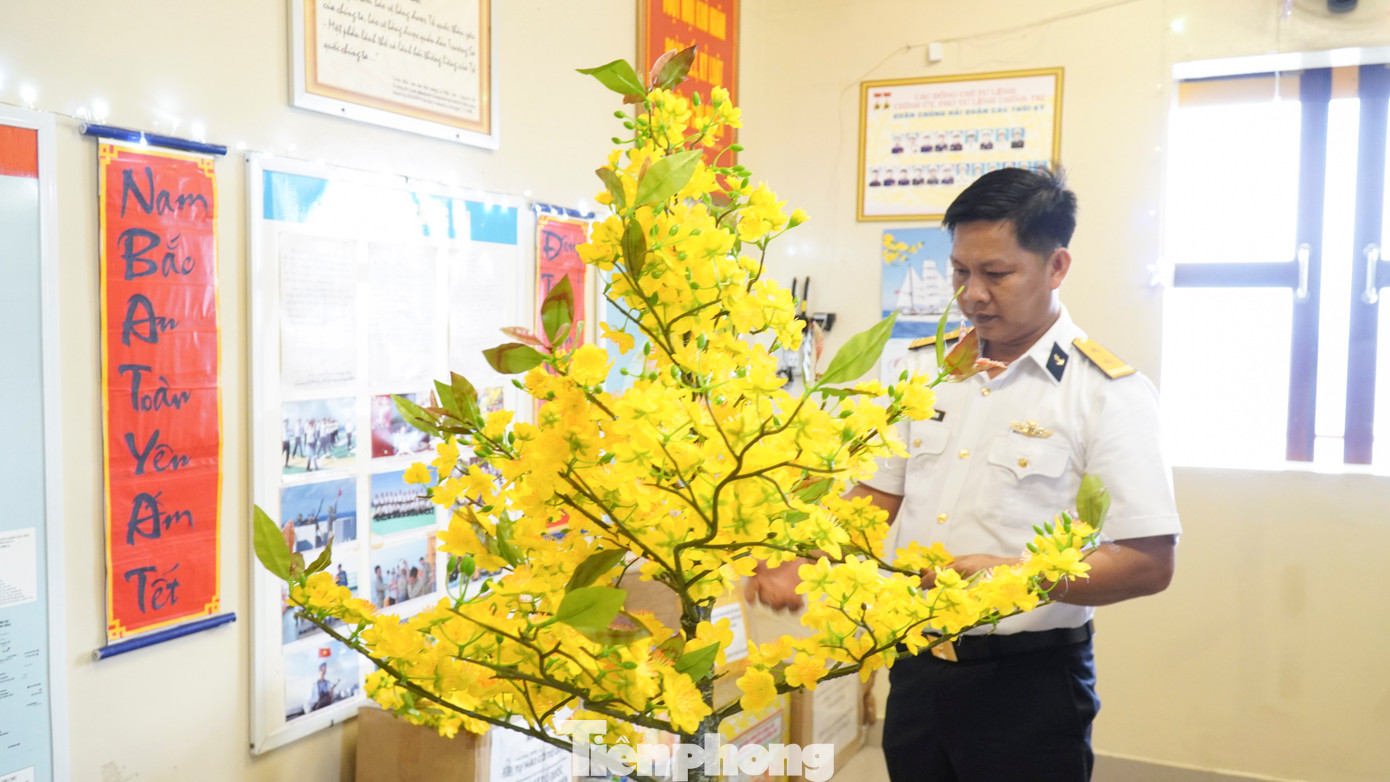 Tại Nhà giàn DK1/9, ngoài những cán bộ, chiến sỹ được cắt cử làm nhiệm vụ thì những người còn lại sẽ phụ trách việc trang trí cho nhành mai; nhành lan được gửi ra từ đất liền.