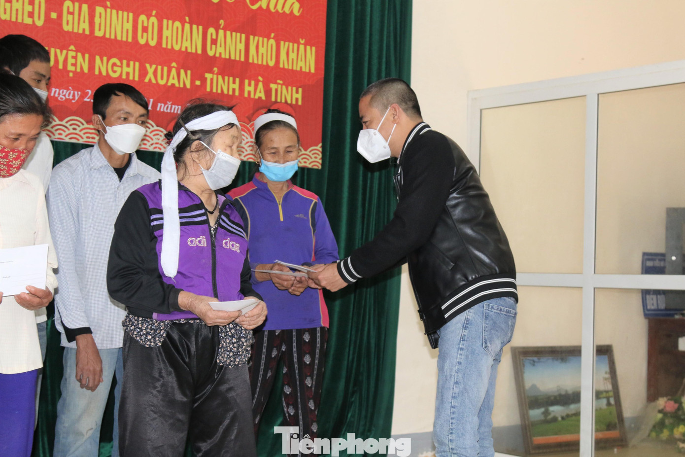 Tại xã miền biển Cương Gián, báo Tiền Phong cùng nhà tài trợ đã trao 30 triệu đồng cho 30 hộ dân có hoàn cảnh đặc biệt khó khăn trên địa bàn. Tại xã miền biển Cương Gián, báo Tiền Phong cùng nhà tài trợ đã trao 30 triệu đồng cho 30 hộ dân có hoàn cảnh đặc biệt khó khăn trên địa bàn.