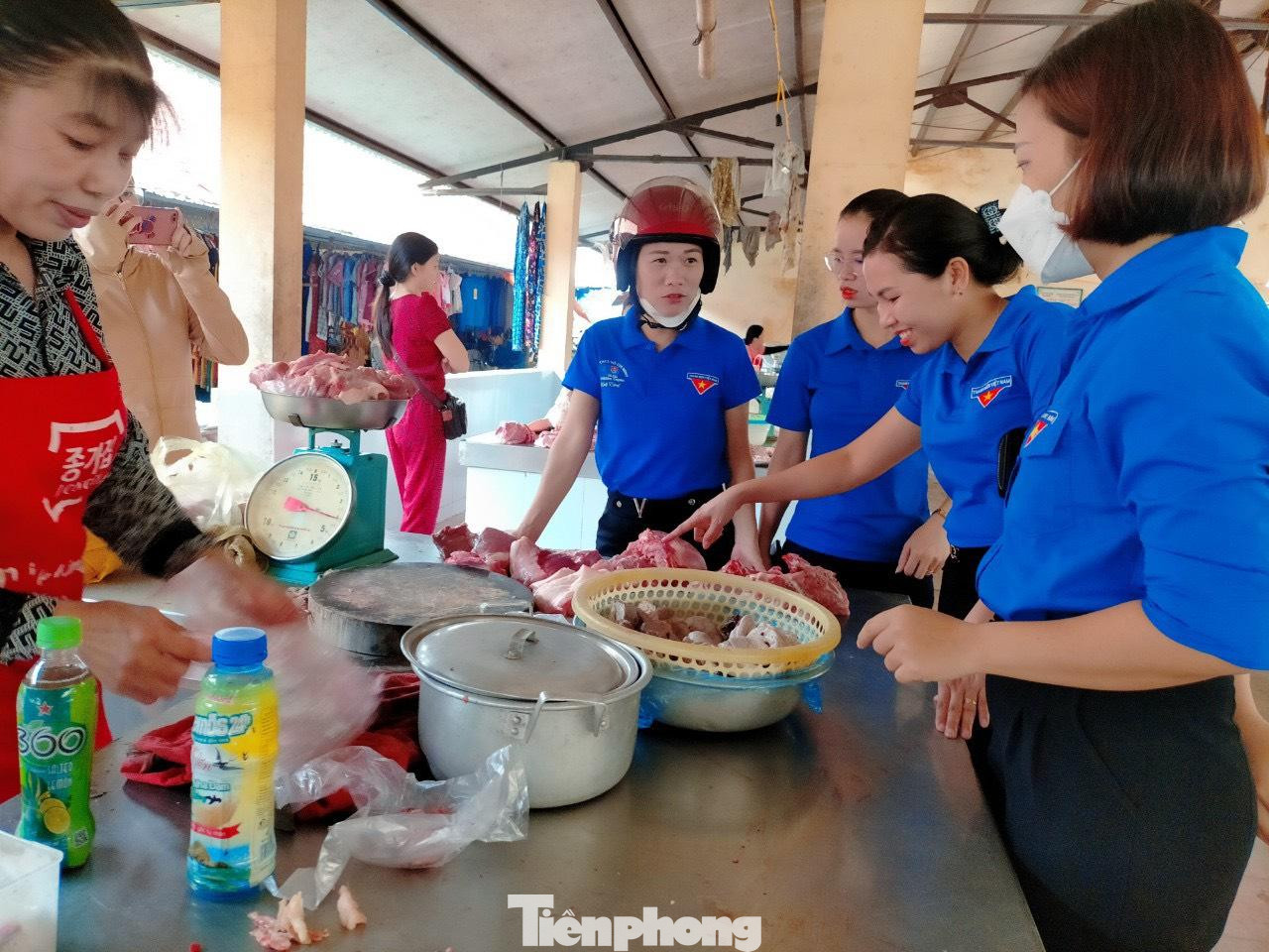 Việc chọn lựa thực phẩm cũng được thanh niên tình nguyện chọn lựa kĩ càng, đảm bảo thực phẩm tươi, ngon.