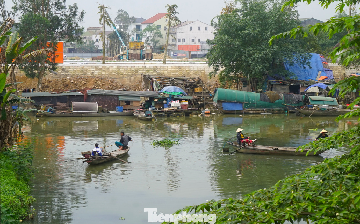 Các hộ dân ở làng chài này sinh sống dựa vào sông. Hàng ngày, các gia đình sẽ chèo thuyền thả lưới đánh cá. Khi được cá, họ sẽ mang lên đường bán cho người dân hoặc mang ra chợ Vinh gần đó để bán.