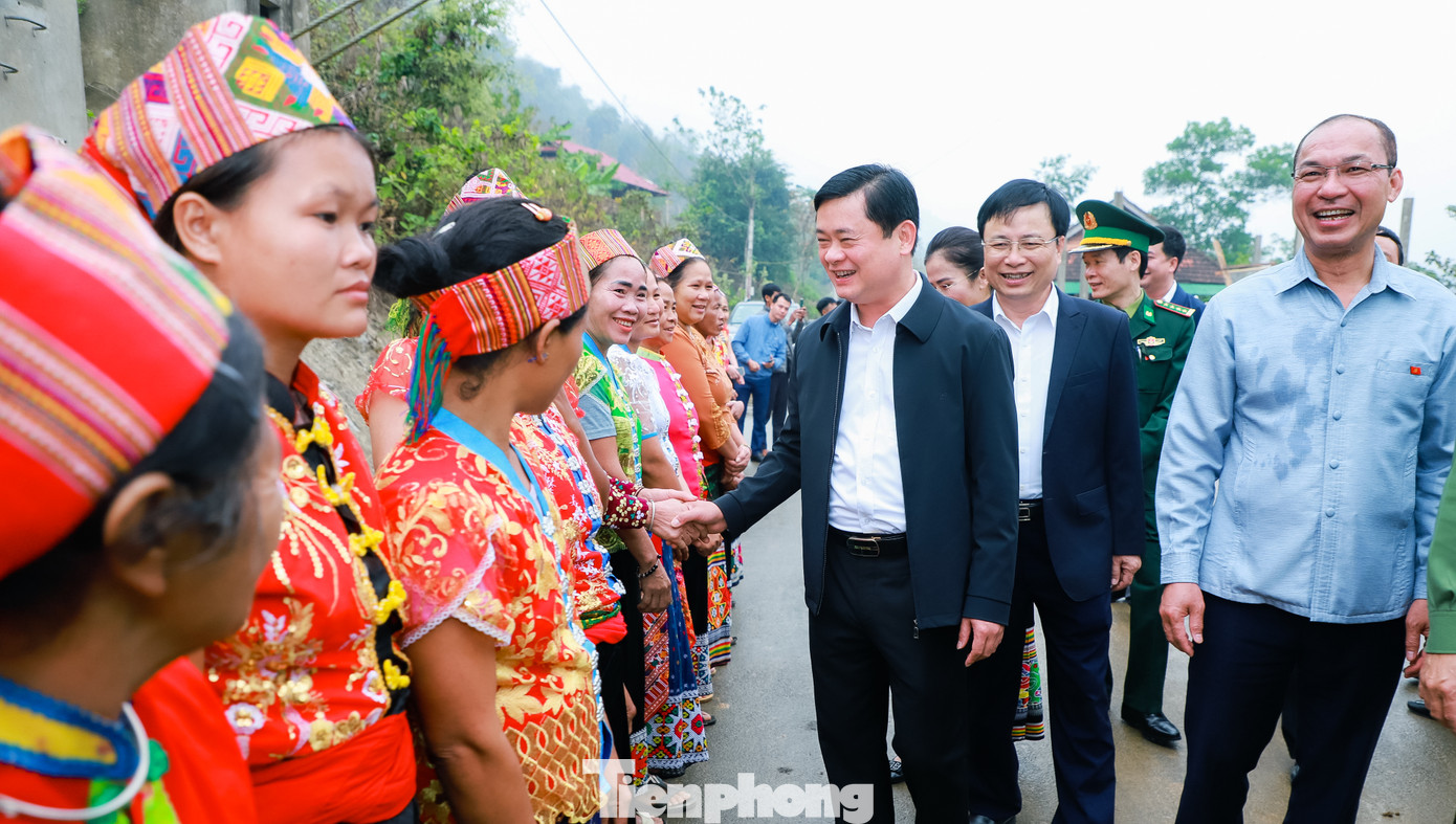 Bí thư Tỉnh ủy Thái Thanh Quý trò chuyện với người dân xã Chiêu Lưu.