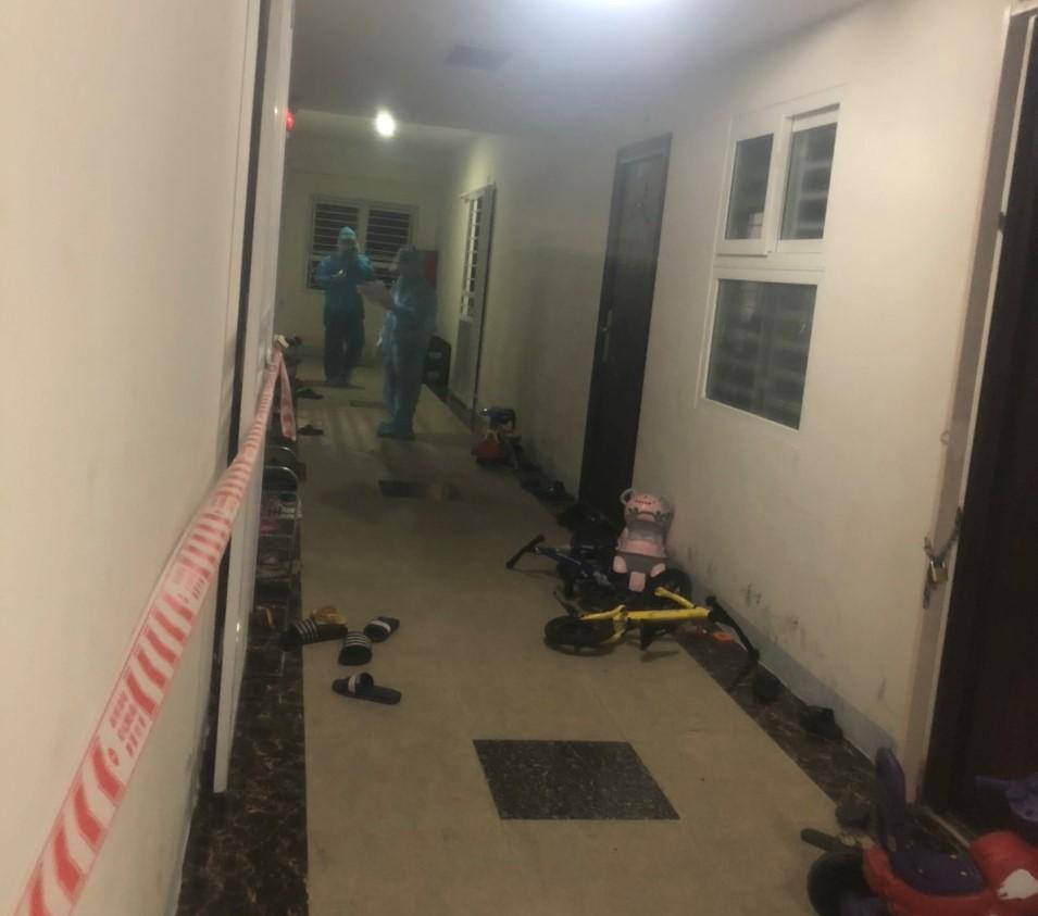 Nhân viên y tế đi từng căn hộ để thông báo cư dân ra lấy mẫu xét nghiệm.