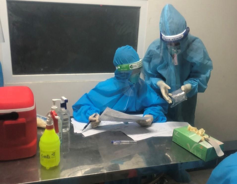 Chiều cùng ngày, chính quyền sở tại cũng đã tiến hành phong tỏa chung cư HTX Trung Đô, đồng thời phun khử trùng 20 tầng của tòa nhà.