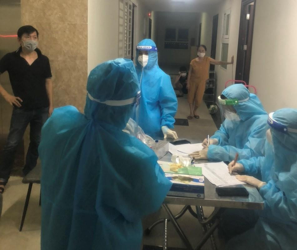 Toàn bộ chung cư HTX Trung Đô có hơn 200 hộ dân, trên 500 nhân khẩu, toàn bộ cư dân sẽ được Bệnh viện đa khoa Cửa Đông lấy mẫu xét nghiệm trong đêm.