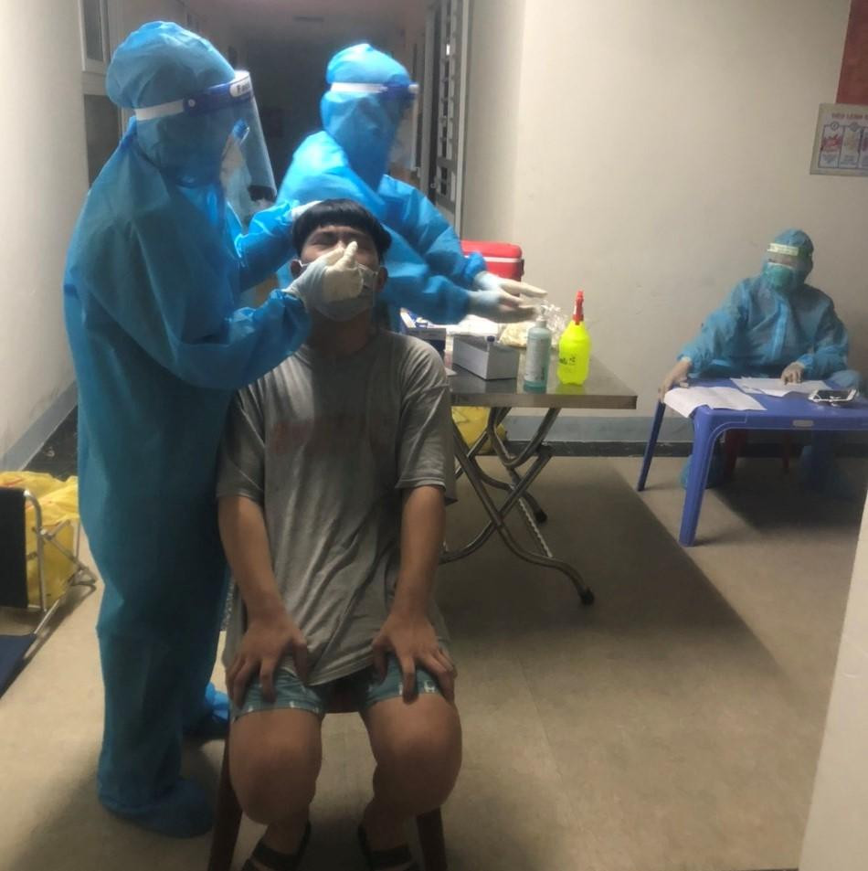 Theo điều tra dịch tễ, trường hợp dương tính SARS-CoV-2 là người chồng ngoài di chuyển nhiều nơi ở thành phố Vinh thì có đến nhiều căn hộ trong chung cư HTX Trung Đô.