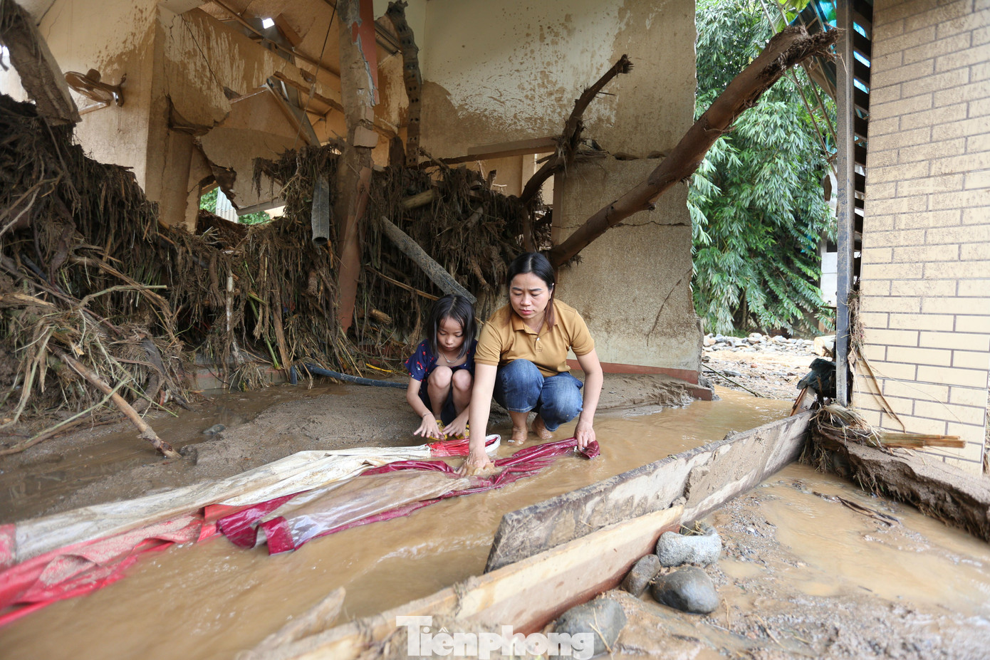 Ông Phan Văn Thiết - Trưởng phòng Giáo dục và Đào tạo huyện Kỳ Sơn (Nghệ An), cho biết, đợt lũ ống, lũ quét vừa qua ảnh hưởng đến 41 giáo viên. Trong đó, có 14 giáo viên bị lũ cuốn trôi nhà, tài sản. 30 nhà khác bị ngập nặng và hư hỏng, cuốn trôi đồ đạc. Trong ảnh: Nhà cô La Thị Vân (giáo viên trường Mầm non Bảo Nam) bị trận lũ cuốn gần như đổ sập, chỉ còn 2 bức tường.