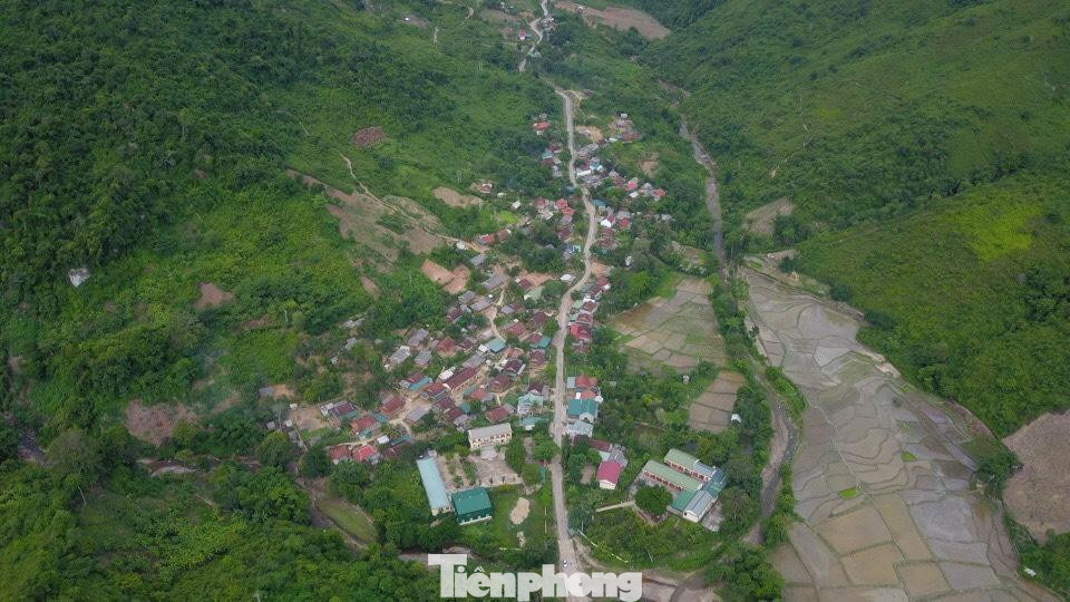 Chiều 25/7, huyện biên giới Kỳ Sơn (Nghệ An) ghi nhận ca thứ 10 dương tính với virus SARS-CoV-2. Bệnh nhân Ố.T.H. (sinh năm 2016, trú tại bản La Ngan, xã Chiêu Lưu), là F1 và là con của BN M.T.C, cháu BN X.T.D. đều đã được công bố và điều trị tại Bệnh viện dã chiến số 1. Đến chiều 26/7, bản La Ngan đã có 7 trường hợp dương tính.