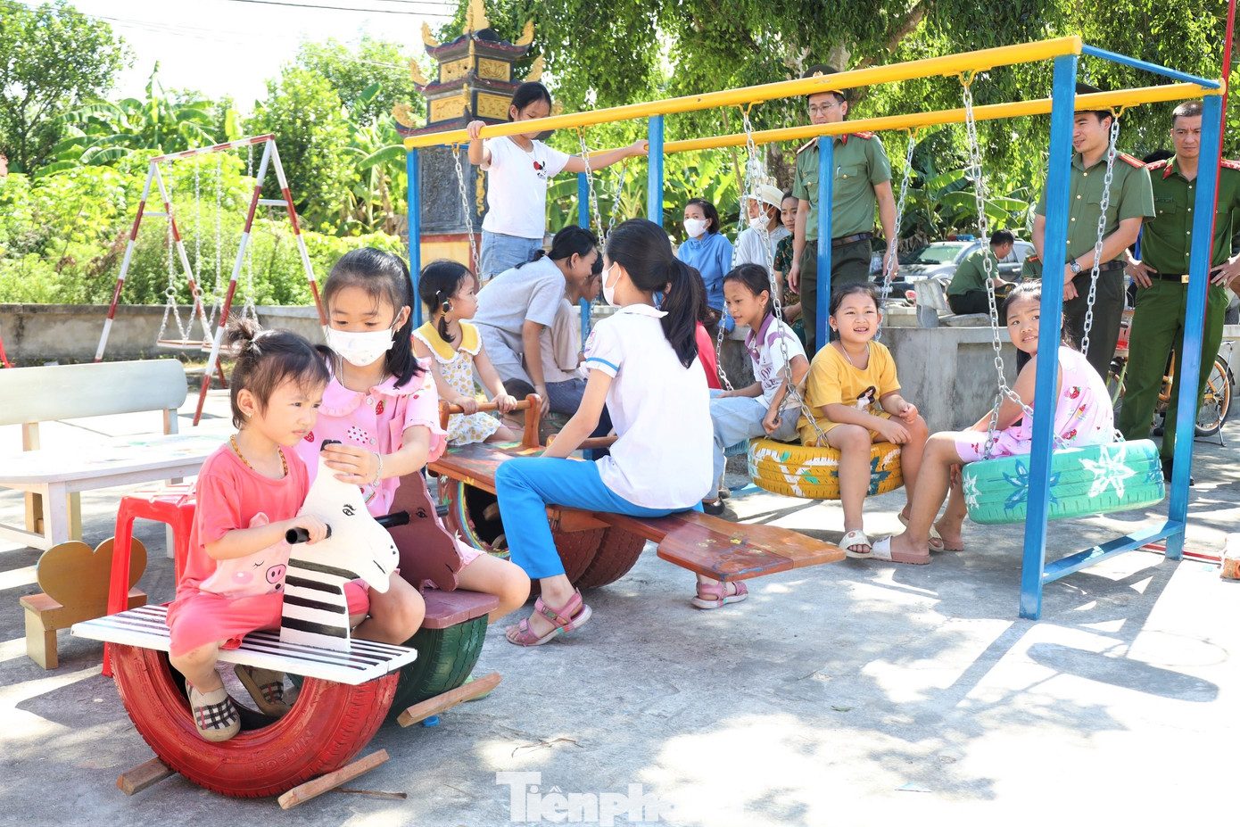 Niềm vui của trẻ em khi có khu vui chơi.