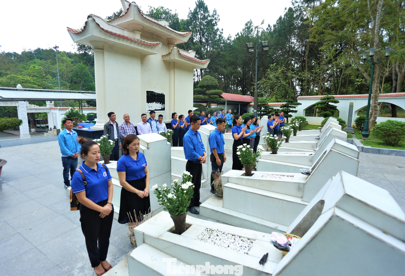 Những ngày cuối tháng 3, hàng nghìn lượt du khách, đặc biệt là thế hệ thanh niên đã đến tham quan, tri ân các anh hùng liệt sĩ.