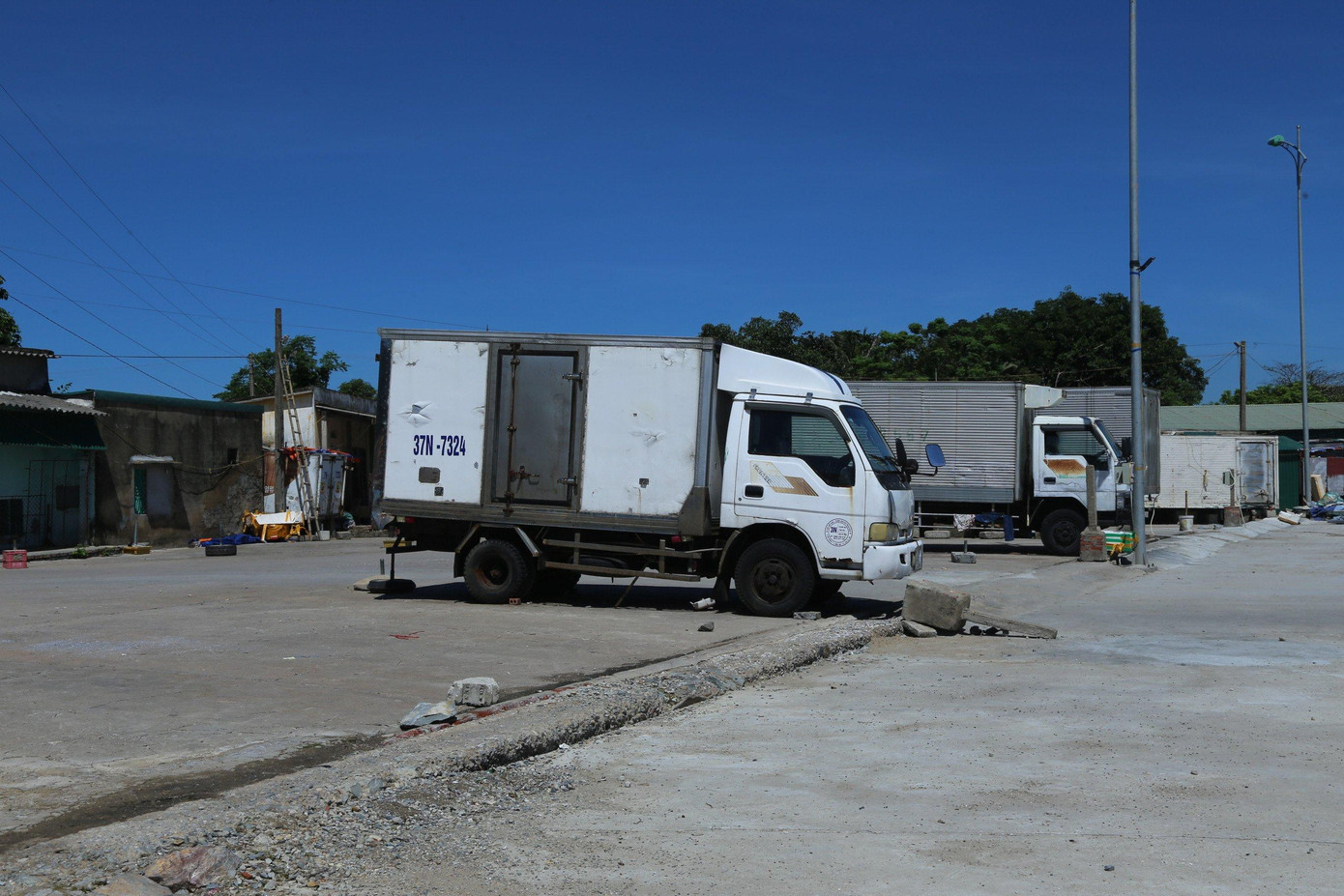 Lãnh đạo TX. Cửa Lò cho biết, không những hải sản đông lạnh đang phải nằm kho vì không tiêu thụ được mà hiện hơn 300 tấn cá lồng bè của người dân trên địa bàn đến ngày song cũng chưa thể thu hoạch vì không có nơi tiêu thụ.