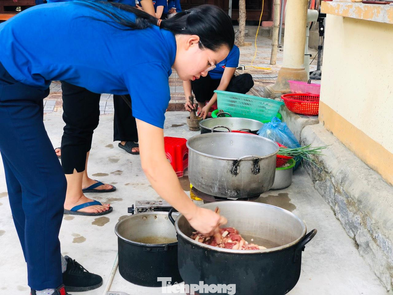 Đầu bếp thanh niên vào bếp chế biến thức ăn.