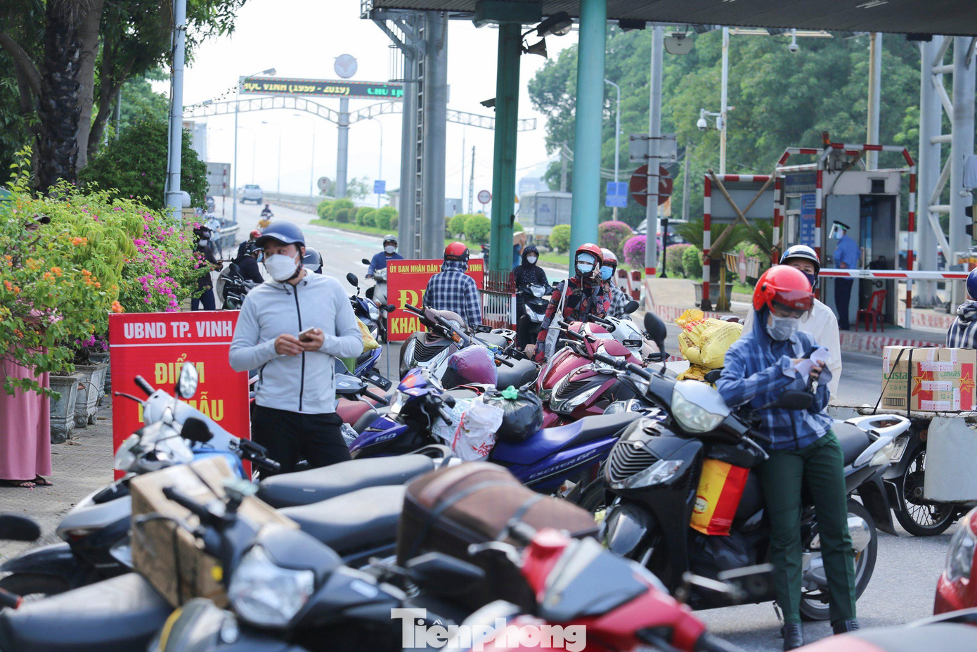 Người dân dừng xe và khai báo y tế tại chốt Cầu Bến Thủy 1. Người dân dừng xe và khai báo y tế tại chốt Cầu Bến Thủy 1.