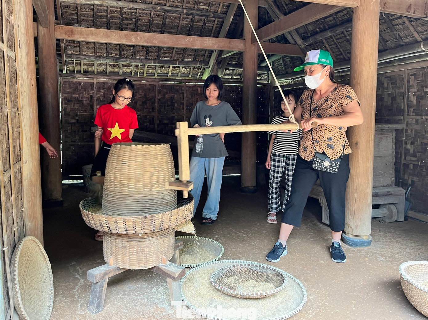 Sau khi xay lúa bằng cối, sẽ tiếp tục dùng nong, nia để sàng.