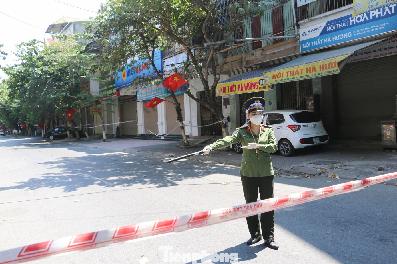 Đại úy Trần Kim Nhung (Phòng PA03) đề nghị một người dân điều khiển xe máy qua chốt đường Thái Phiên vào kiểm tra giấy tờ theo quy định. Lực lượng công an kiểm soát chốt 17 ngã 5 Quán Bàu.