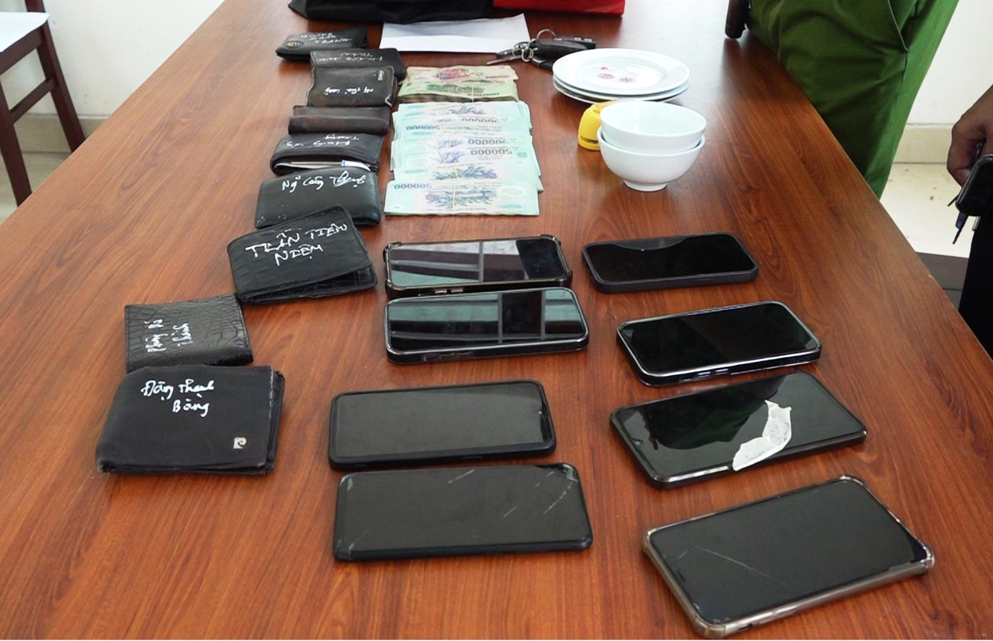 Tang vật công an thu giữ tại sới bạc