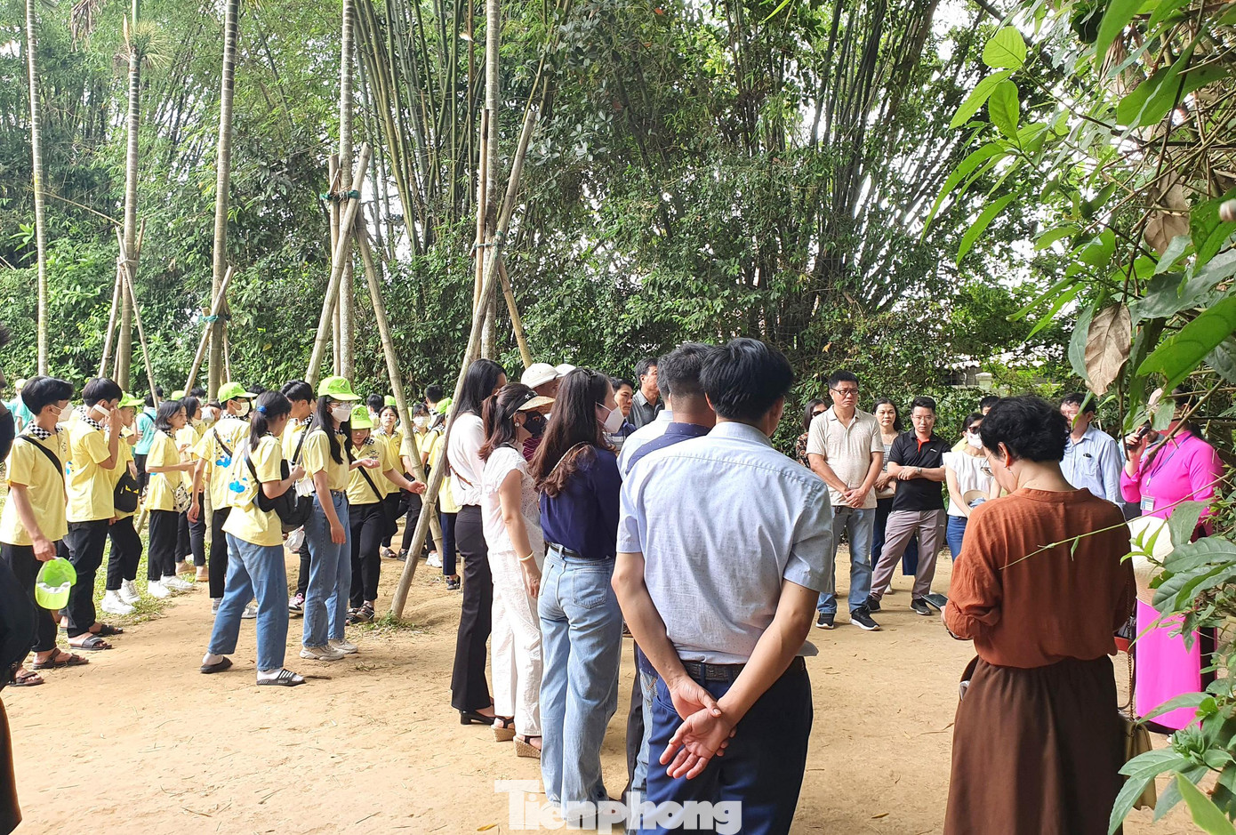 Du khách lắng nghe thuyết minh viên giới thiệu về Làng Sen.