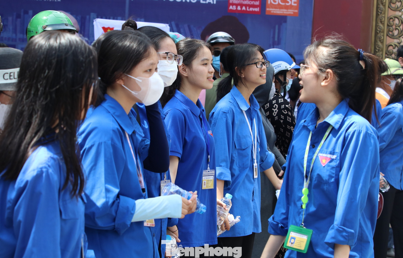 Các bạn nữ tình nguyện đứng xếp hàng tạo lối cho thí sinh vào và ra tại các điểm thi một cách thuận tiện nhất.