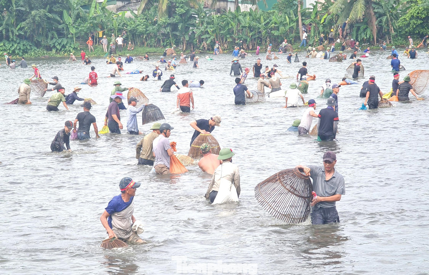 Điều đặc biệt của “Lễ hội nơm cá” tại đây là người dân chỉ được sử dụng nơm để bắt cá.
