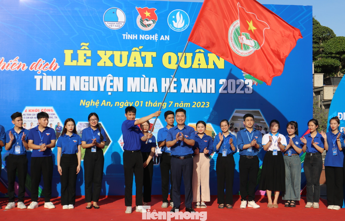 Bí thư Tỉnh Đoàn Nghệ An Lê Văn Lương trao cờ xuất quân Chiến dịch. Bí thư Tỉnh Đoàn Nghệ An Lê Văn Lương trao cờ xuất quân Chiến dịch.