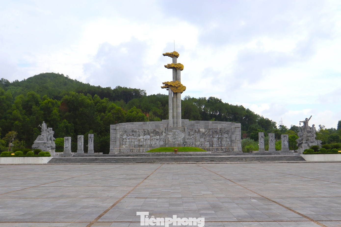 Khu vực quảng trường xây dựng rộng lớn để tổ chức các sự kiện tưởng nhớ, tri ân các anh hùng liệt sĩ.