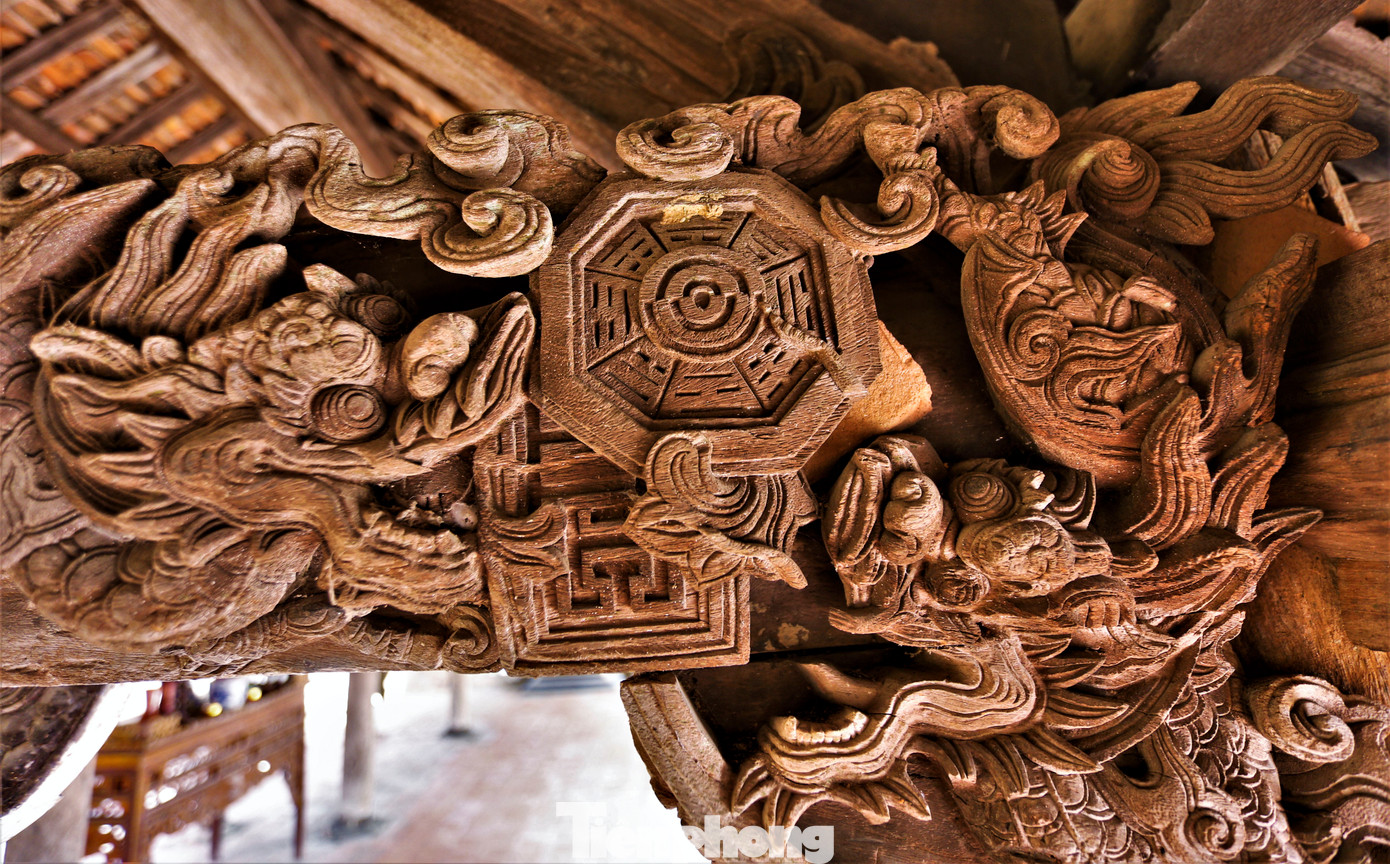 Những nét khắc tinh xảo, công phu và rất nghệ thuật trên chất liệu gỗ mít với cách bài trí đăng đối hài hòa. Các chủ đề trang trí phản ánh đời sống văn hóa dân gian truyền thống như rồng, phượng, hổ... Những nét khắc tinh xảo, công phu và rất nghệ thuật trên chất liệu gỗ mít với cách bài trí đăng đối hài hòa. Các chủ đề trang trí phản ánh đời sống văn hóa dân gian truyền thống như rồng, phượng, hổ...