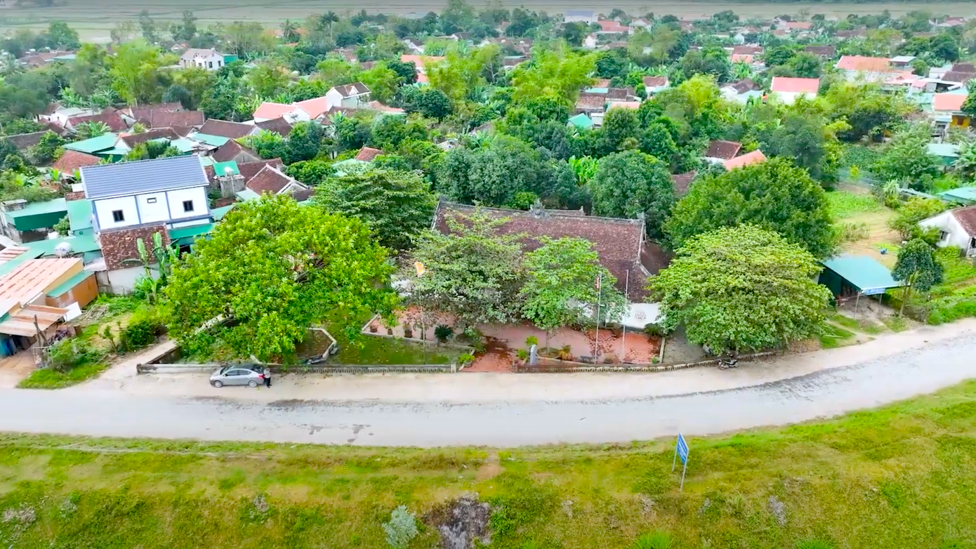 Đình Hoành Sơn nằm ở xóm 4 (xã Khánh Sơn, huyện Nam Đàn, tỉnh Nghệ An). Trước đây, đình có tên gọi là đình Nam Hoa, rồi đình Làng Ngang, thuộc tổng Nam Kim. Đình được xây dựng để thờ Uy Minh Vương Lý Nhật Quang, con trai thứ 8 của vua Lý Thái Tổ, là người có nhiều đóng góp trong công cuộc xây dựng quốc gia Đại Việt.