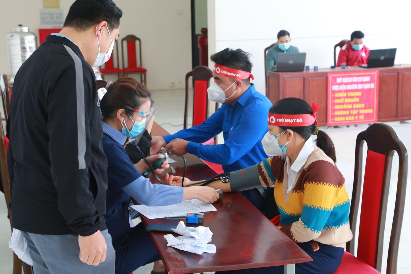 Ông Văn Trung Thành - Phó Chủ tịch Hội Chữ Thập đỏ huyện Nam Đàn cho biết: &quot;Tình hình dịch COVID-19 diễn biến phức tạp, tuy nhiên, ngày hội hiến máu tình nguyện vẫn được đông đảo người dân tham gia và đã có 500 người đến hiến máu thu về gần 300 đơn vị máu&quot;.