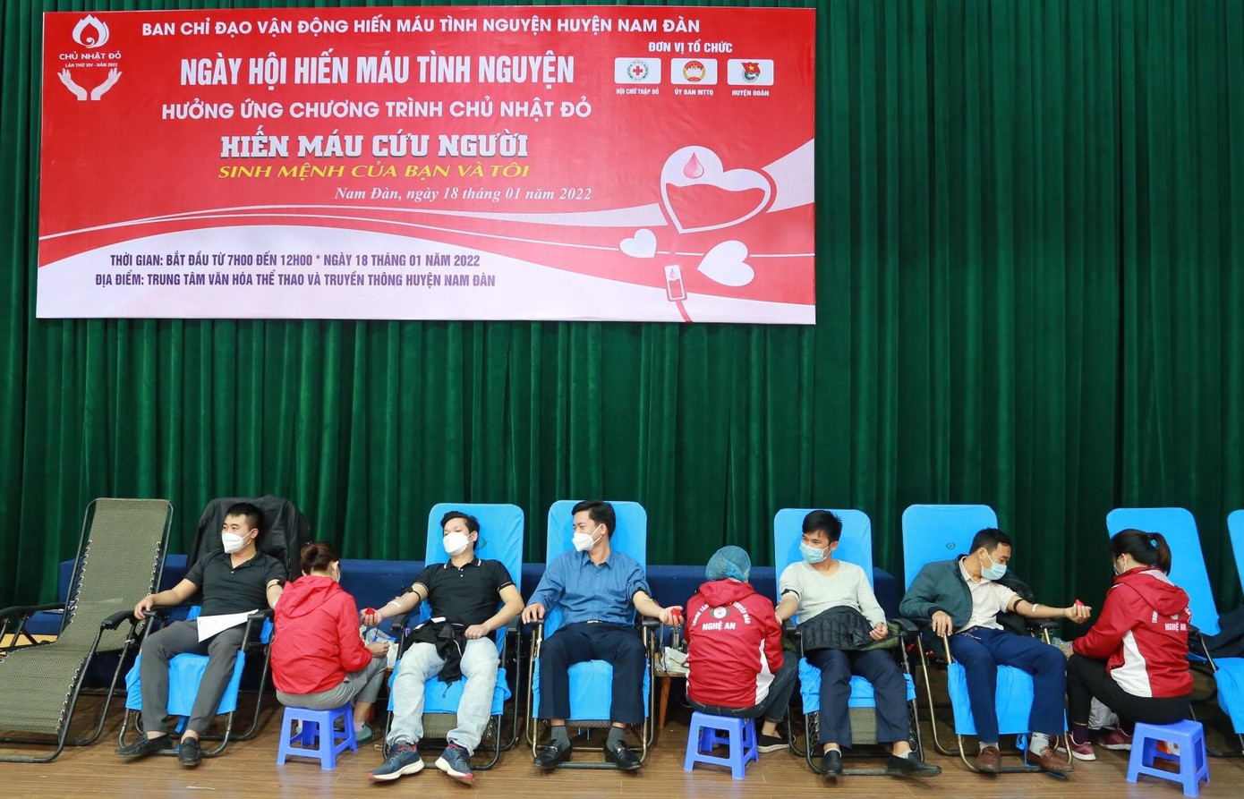 Dự kiến ngày hội hiến máu tình nguyện &quot;Chủ Nhật đỏ&quot; lần thứ XIV-2022 ở Nghệ An sẽ được tổ chức vào sáng 23/1, tại Cung lễ hội, số 1A, đường Trường Thi, thành phố Vinh. Khoảng 2.000 người dân, cán bộ thuộc thành phố Vinh, công đoàn viên chức tỉnh Nghệ An, Đoàn khối các cơ quan cấp tỉnh tham gia.