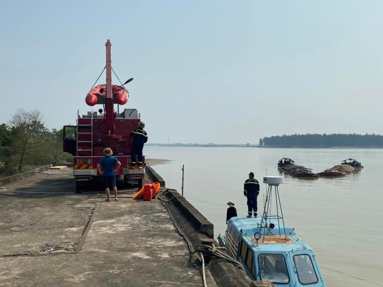 Lực lượng chức năng huy động người và phương tiện tìm kiếm nạn nhân S.