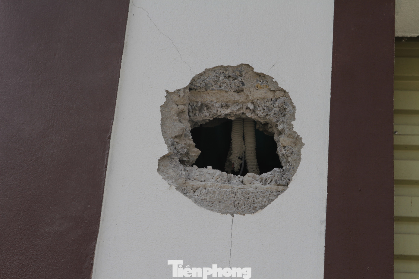 Ở đối diện với gara anh Hiển, nhà anh Lê Tiến Thái cũng bị các mảnh vỡ từ vụ nổ văng làm vỡ tường, thủng cả cửa cuốn.