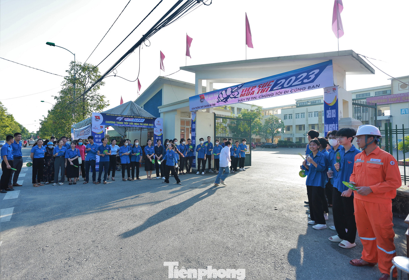 Chị Trương Thị Nhật Anh, Bí thư Đoàn trường THPT Chuyên Hà Tĩnh cho biết, để chuẩn bị cho tiếp sức mùa thi, điểm thi này có hơn 60 tình nguyện viên động viên cho thí sinh.