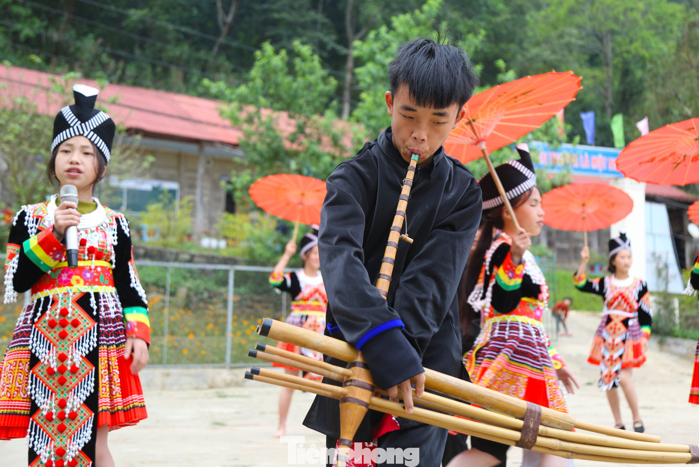 Nhiều em hăng say, thích thú với tiếng khèn mang đậm bản sắc văn hóa của người bản địa.