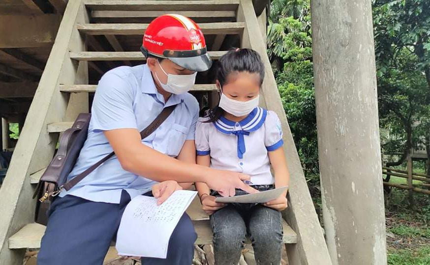Học sinh không có điều kiện học online được giáo viên đến tận nhà giao bài tập