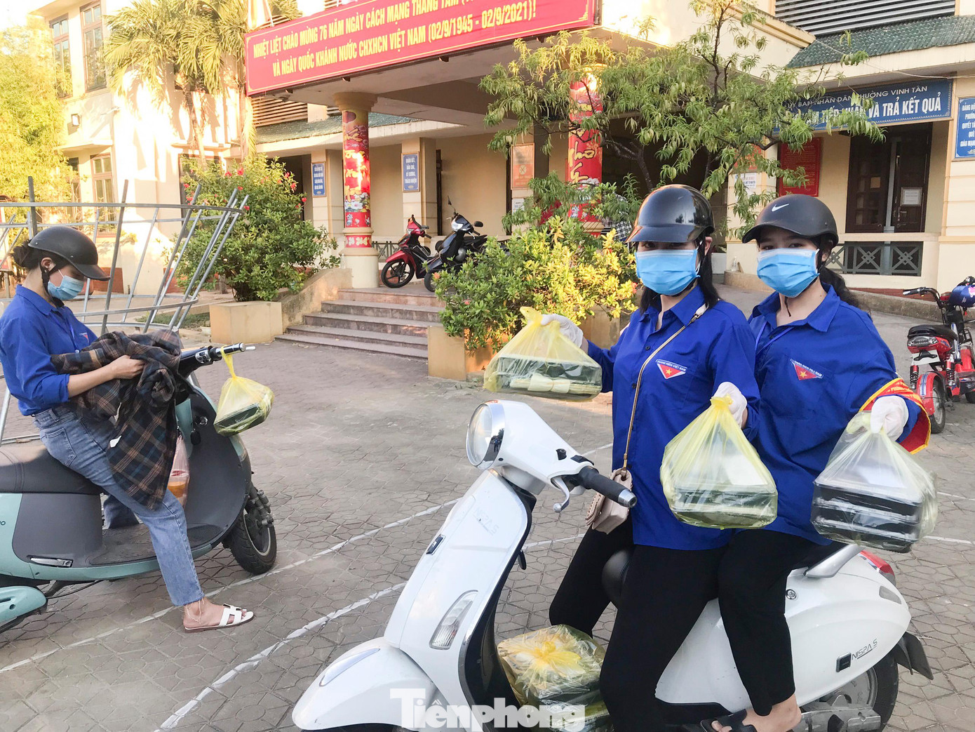 Sau khi có thông tin và nắm được các nhu cầu của người dân đội shipper áo xanh sẽ hỗ trợ miễn phí mua, bán, vận chuyển lương thực, thực phẩm từ chỗ cung ứng đến từng hộ gia đình khó khăn trên địa bàn và vận chuyển lương thực, thực phẩm theo điều động của tổ chức đoàn cấp trên khi có yêu cầu. Sau khi có thông tin và nắm được các nhu cầu của người dân đội shipper áo xanh sẽ hỗ trợ miễn phí mua, bán, vận chuyển lương thực, thực phẩm từ chỗ cung ứng đến từng hộ gia đình khó khăn trên địa bàn và vận chuyển lương thực, thực phẩm theo điều động của tổ chức đoàn cấp trên khi có yêu cầu.