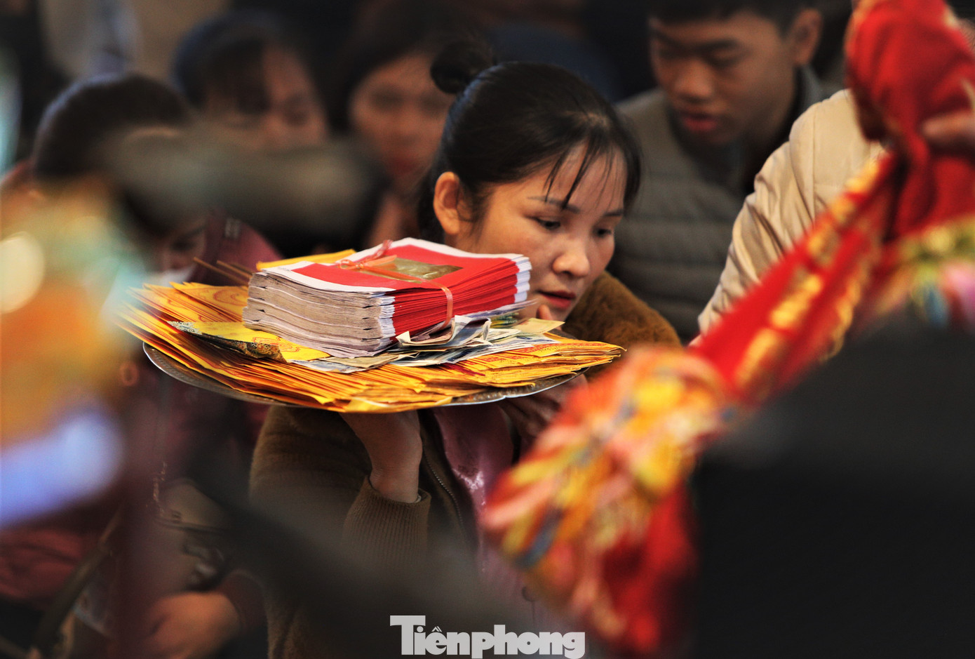 Mâm lễ cô hầu đồng ngoài vàng mã, hương còn có từng xấp tiền lẻ được người chiêm bái đặt vào.