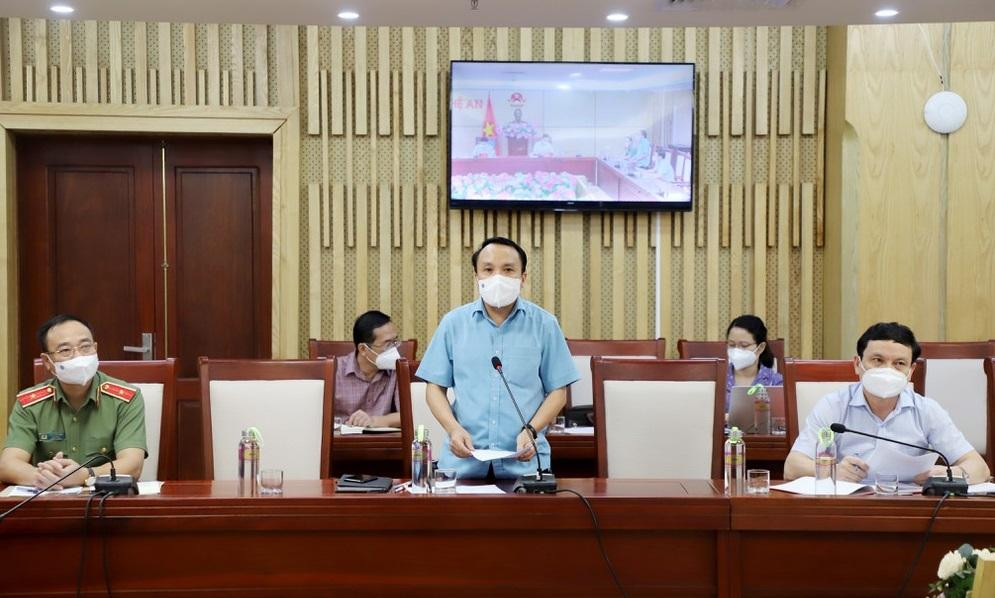 Giám đốc Sở Y tế Nghệ An Dương Đình Chỉnh phát biểu tại cuộc họp.