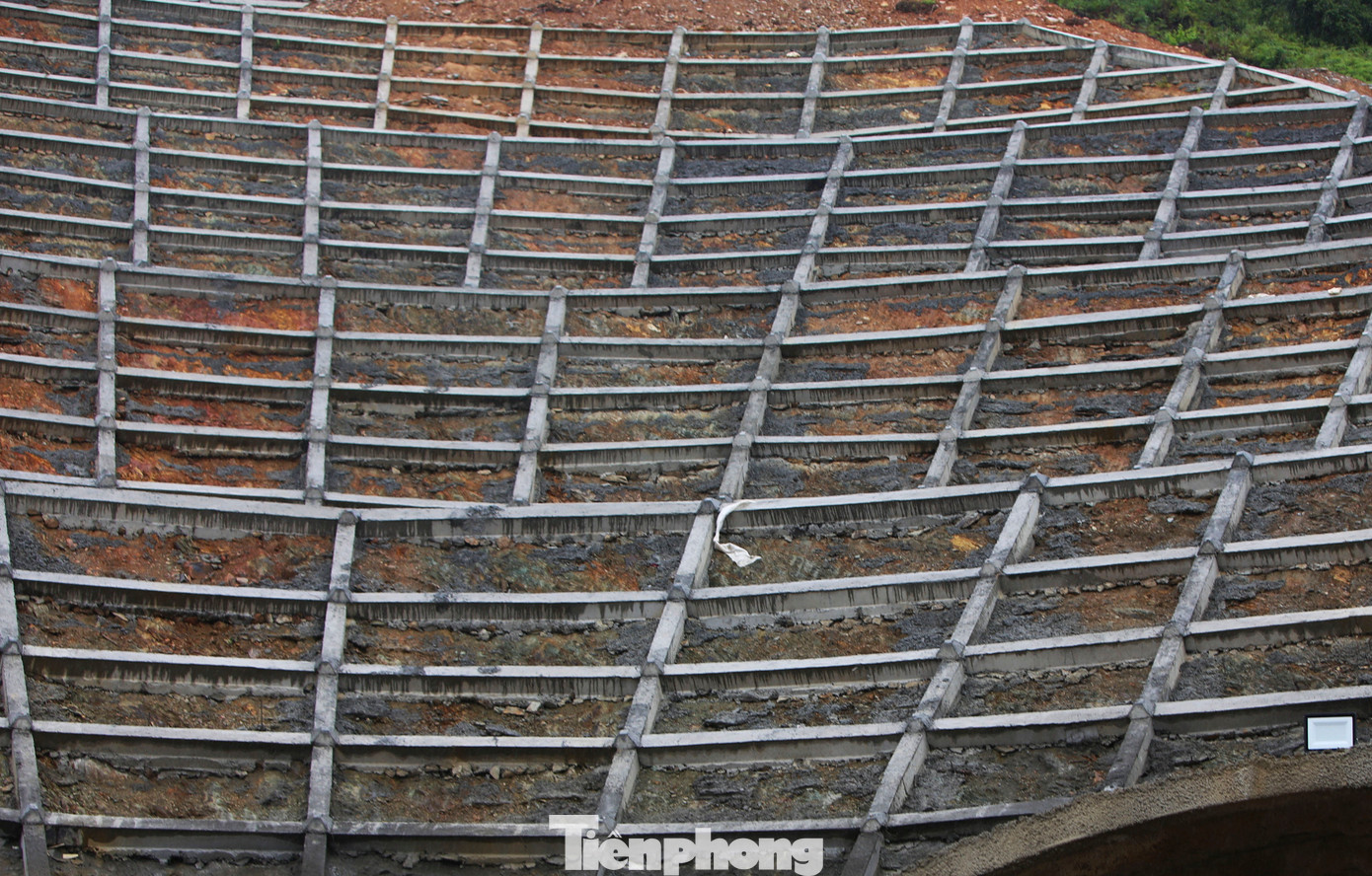 Phần mái hầm được công nhân gia cố theo bậc để đảm bảo an toàn trong quá trình thi công.