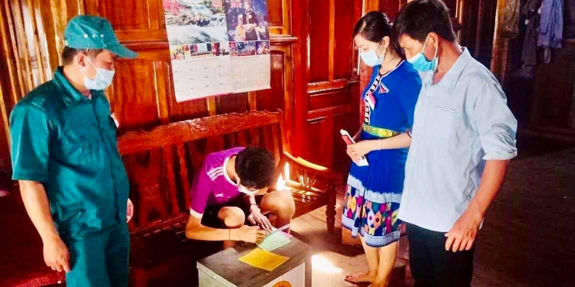 Địa hình miền núi đi lại khó khăn nhưng những cán bộ ủy ban bầu cử địa phương cũng đến từng nhà cử tri già yếu, tàn tật đảm bảo lá phiếu của họ được đầy đủ, bầu đại biểu uy tín, đại diện cho tiếng nói của người dân. Cán bộ Đồn biên phòng Na Loi (Bộ Chỉ huy Bộ đội Biên phòng Nghệ An) cùng tổ thành viên đến nhà người dân cao tuổi để họ bỏ phiếu. Những người phụ nữ địu con sau lưng tới địa điểm bỏ phiếu. Món quà mà cử tri tặng cho tổ thành viên mang thùng phiếu đến tận nhà, tận bản là những quả mận trong vườn. Không khí rộn ràng ngày hội non sông, thắm tình đoàn kết tại miền biên giới Nghệ An.