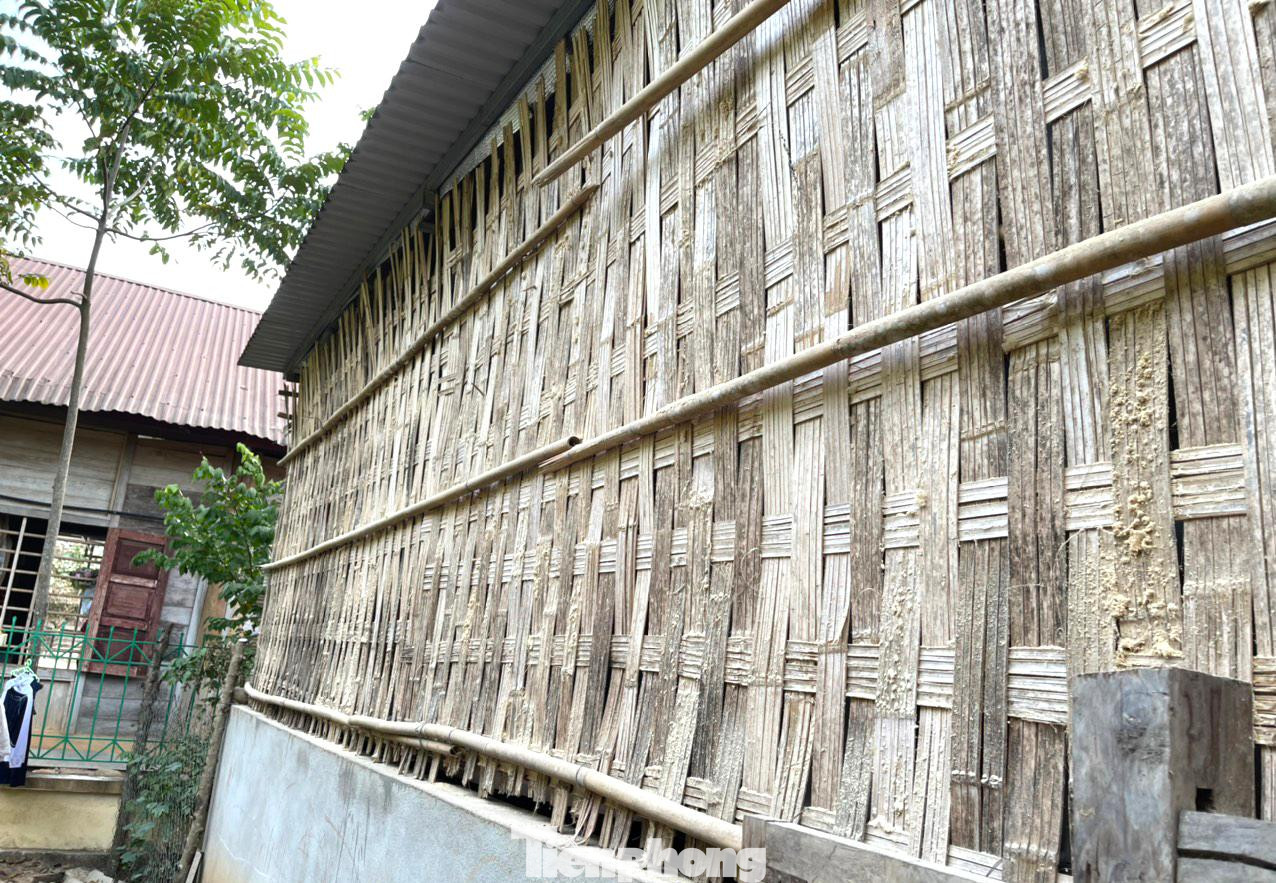 Ông Kha Văn Lập - Trưởng Phòng Giáo dục và Đào tạo huyện Tương Dương cho biết, hiện huyện có 85 điểm trường, trong đó có 66 điểm trường lẻ. Khoảng cách từ điểm trường lẻ đến điểm trường chính từ 3km trở lên, có những điểm lên tới 20km, giao thông đi lại rất khó khăn. Ông Kha Văn Lập - Trưởng Phòng Giáo dục và Đào tạo huyện Tương Dương cho biết, hiện huyện có 85 điểm trường, trong đó có 66 điểm trường lẻ. Khoảng cách từ điểm trường lẻ đến điểm trường chính từ 3km trở lên, có những điểm lên tới 20km, giao thông đi lại rất khó khăn.